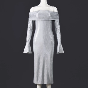Détail d'une robe de soirée argentée à épaules dénudées avec paillettes et manches évasées
