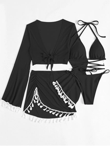 Flachbild-Detail eines schwarzen 4-teiligen Bikini-Sets mit weißen Fransen am Rock und Cover-up