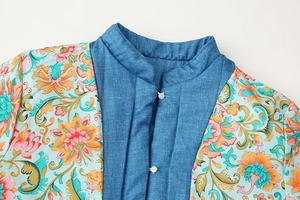 Detailansicht der geblümten Jacke mit Stehkragen und Textur des Denim-Stoffs