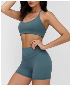 Détails du short de fitness taille haute et brassière en gris-bleu mat Morandi