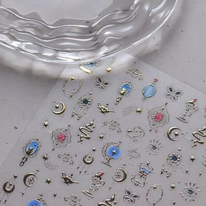 Makro-Detail von Goldfolien-Nagelstickern mit himmlischen Mond- und Sternenmustern