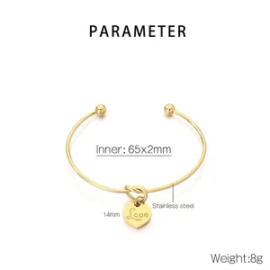Detail eines 18K vergoldeten Edelstahl-Armreifs mit eingraviertem Love Herzanhänger