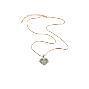Détail du collier cœur plaqué or avec pendentif émaillé bleu motif œil protecteur