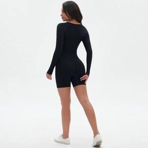Vista trasera de conjunto negro sin costuras con top de manga larga y shorts de yoga