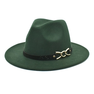 Dettaglio cappello in feltro verde scuro con fascia nera e fibbia a catena dorata
