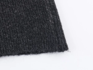 Detailansicht aus dunkelgrauem Rippstrick mit weicher flauschiger Textur für Damen
