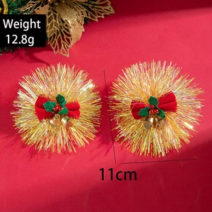 Weihnachtskranz-Ohrringe mit goldenen Glocken, roten Schleifen und grünen Stechpalmen