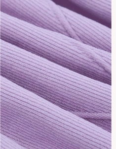 Vue macro détaillée du tissu en maille côtelée lilas de qualité supérieure pour yoga