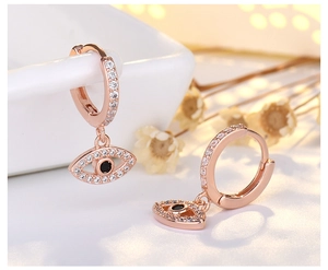 Dettaglio orecchini Occhio del Diavolo in oro rosa con diamanti e pietra nera centrale