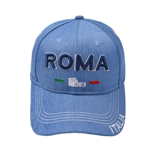 Détail du logo ROMA brodé et des rayures italiennes sur casquette en denim délavé