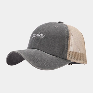 Detailansicht einer grauen gewaschenen Baseballkappe mit Daddy-Stickerei und Mesh
