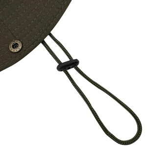 Dettaglio macro del cappello tattico verde militare con cordino intrecciato e bottone in metallo