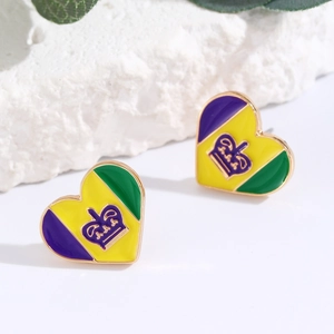 Detalle de pendientes de corazón en esmalte con corona púrpura y rayas de colores vivos