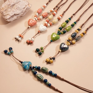 Collier artisanal en céramique avec pendentif coeur et perles pour style de plage