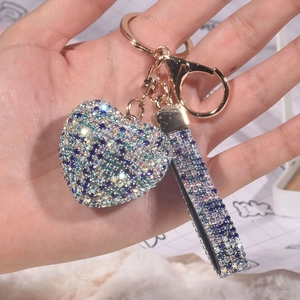 Detail von blauem und violettem Strass Herz Schlüsselanhänger mit Kristall Handschlaufe