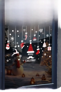 Détail de stickers électrostatiques de Noël avec flocons de neige blancs et élans rouges