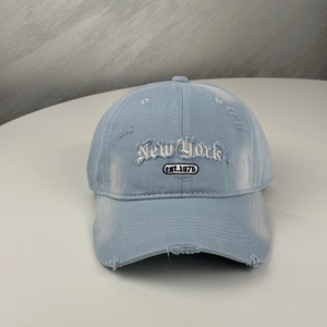 Detaillierte Ansicht einer hellblauen, abgenutzten Baseballkappe mit New York Stickerei