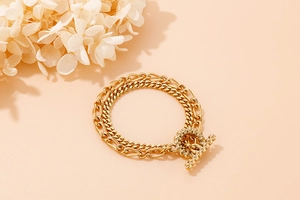 Détail du bracelet double chaîne en acier inoxydable doré avec fermoir à bascule OT