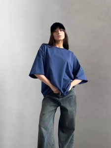 Dettaglio della maglietta in cotone blu scuro pesante con vestibilità a spalle calate