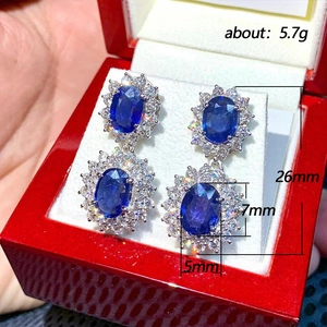 Eleganti orecchini a goccia con zaffiro blu e petali di zircone con finitura argento