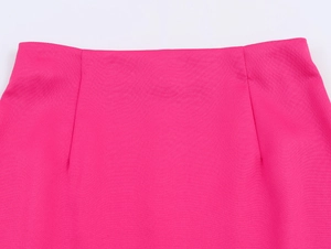 Detailansicht des rosa Sets aus bauchfreiem Oberteil und Rock mit glatter Textur