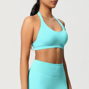Vue détaillée d'une brassière de sport dos nu bleu clair sans couture et d'un legging de yoga