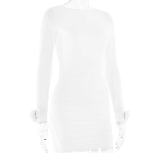 Détail d'une robe blanche à manches longues avec fronces, col rond et coupe moulante