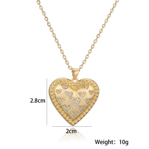 Detail of 18K gold heart pendant with cubic zirconia, size 2.8x2cm, weight 10g