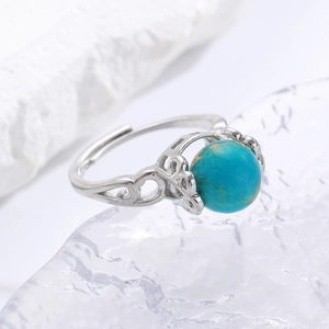 Details des silbernen Vintage-Rings mit blauem Naturstein und herzförmigen Hohlmustern