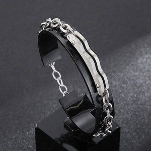 Détail du bracelet poli en acier inoxydable argenté avec maillons métalliques en forme d'ondes