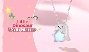 Gros plan du collier dinosaure en argent S925 avec un pendentif étoile bleue brillante