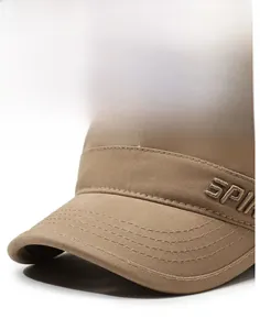 Détails des coutures renforcées sur la visière d'une casquette plate de style armée