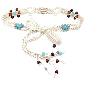 Chaîne de taille tressée bohème avec perles turquoise et pompons sur fond blanc pur