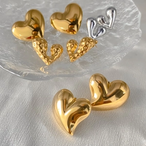 Boucles d'oreilles cœur minimalistes en acier inoxydable en finitions or et argent