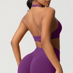 Détail du soutien-gorge de sport dos nu violet foncé et pantalon de yoga taille haute