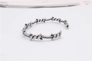 Makroaufnahme des Vintage-Edelstahl-Eagle-Armbands mit markantem Stacheldraht-Design