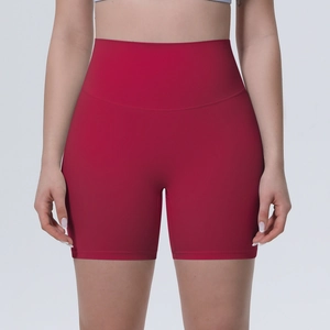 Détail de short de yoga rouge à taille haute avec tissu de compression sans couture