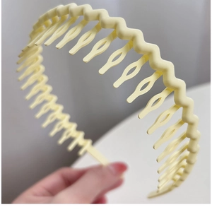 Detail of light yellow wavy headband with anti-slip teeth for secure hair styling