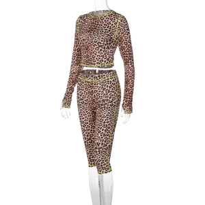 Détail du haut court léopard et du legging taille haute avec coutures vert fluo