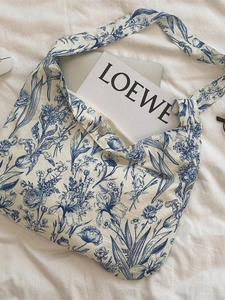 Vintage Blue White Floral Print Canvas Tote Bag Elegant Porcelain Pattern Shoulder Crossbody Bag With Magnetic Closure