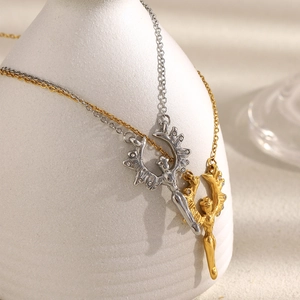 Colliers élégants avec pendentif ange plaqué or 18K et argent avec strass brillants