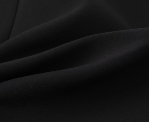 Détail du tissu noir de la robe bustier montrant le tissage fin et la texture mate