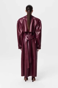 Vue arrière du trench-coat long en cuir bordeaux avec ceinture et empiècement épaule