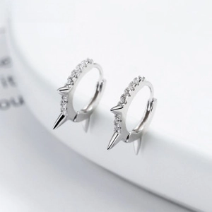 Makroaufnahme von 925 Sterling Silber Creolen mit Nieten und funkelnden Kristallen