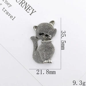 Silver cat brooch with textured finish and black eyes, size 35.5mm by 21.8mm