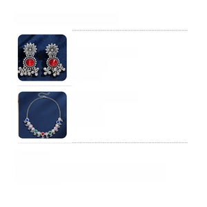 Detailed size and material specification chart for the vintage floral pendant and earrings