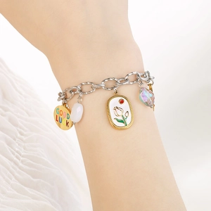 Schickes Edelstahl-Charm-Armband mit Tulpen, Monden und Sternen am Handgelenk