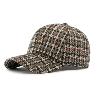 Cappellino da baseball vintage con motivo pied-de-poule nero e marrone visto a 45 gradi