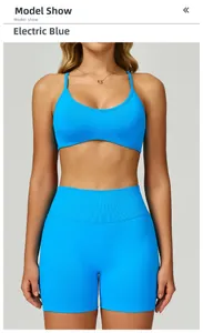 Vorderansicht von elektrobiauem Rippstrick Sport-BH und Yoga-Shorts mit hoher Taille