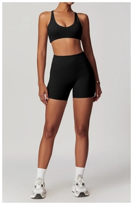 Détail d'un ensemble brassière de sport à col en U et short de fitness taille haute